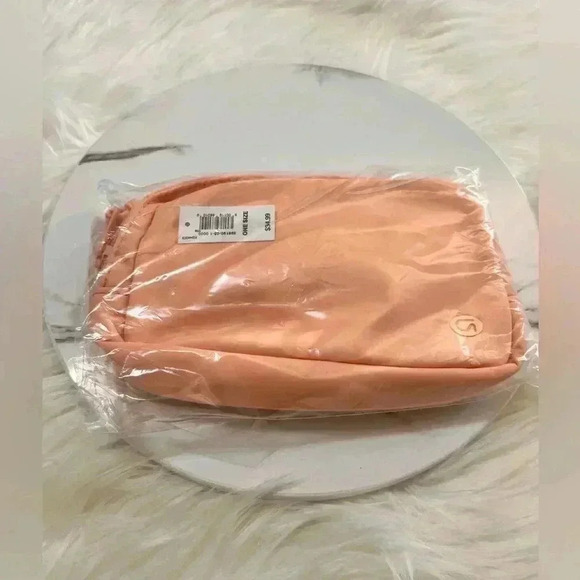 GapFit Recycled Belt Bag/ Crossbody/ fannypack - Picture 3 of 4